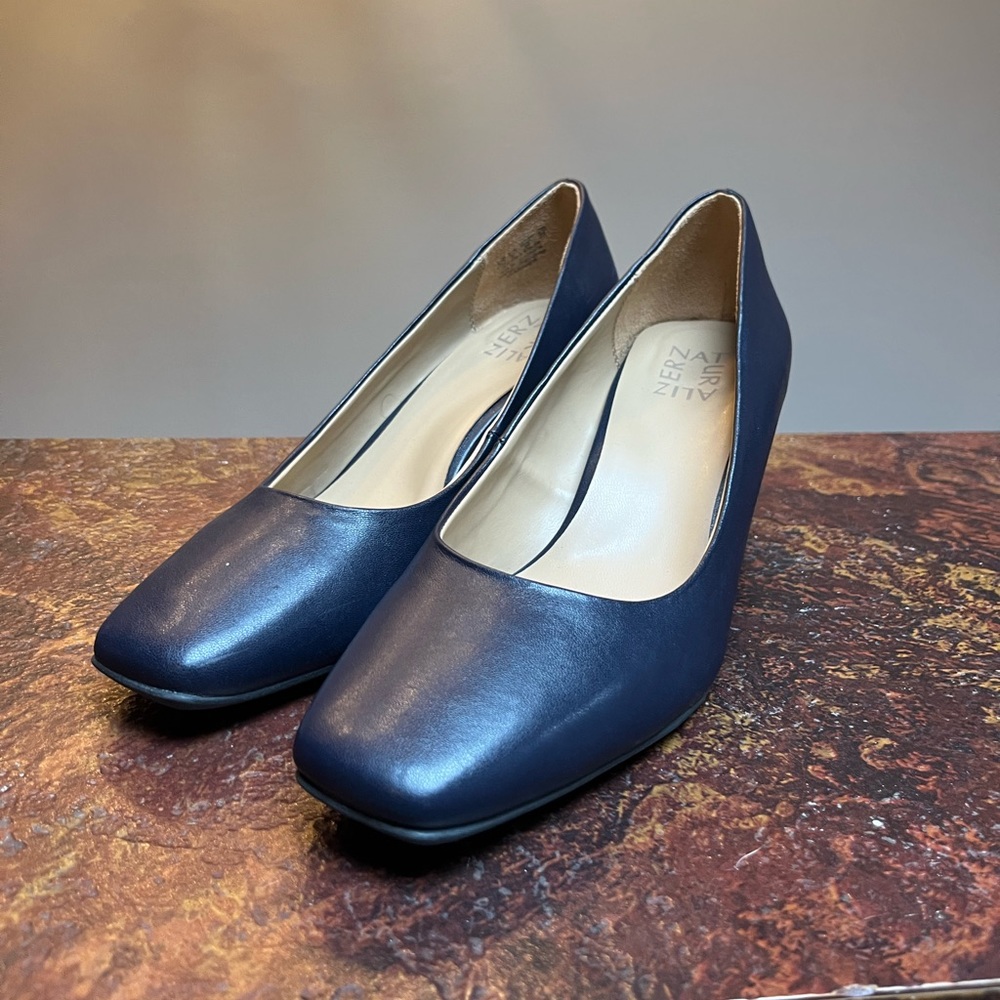 Size 8.5 French Navy heels by Naturalizer.
